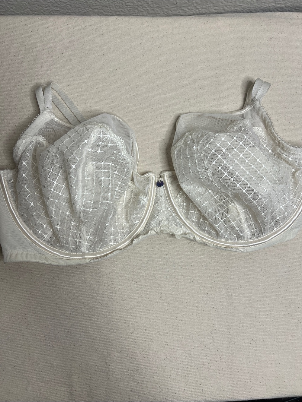 Cacique Cream Lace Underwire Bra with Diamond Grid